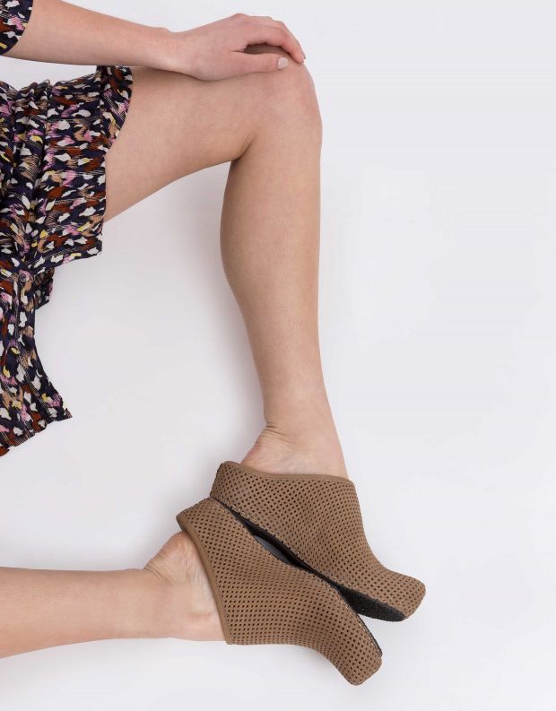 נעלי נשים - Vialis - כפכפים מחוררים LOLA - חום בהיר