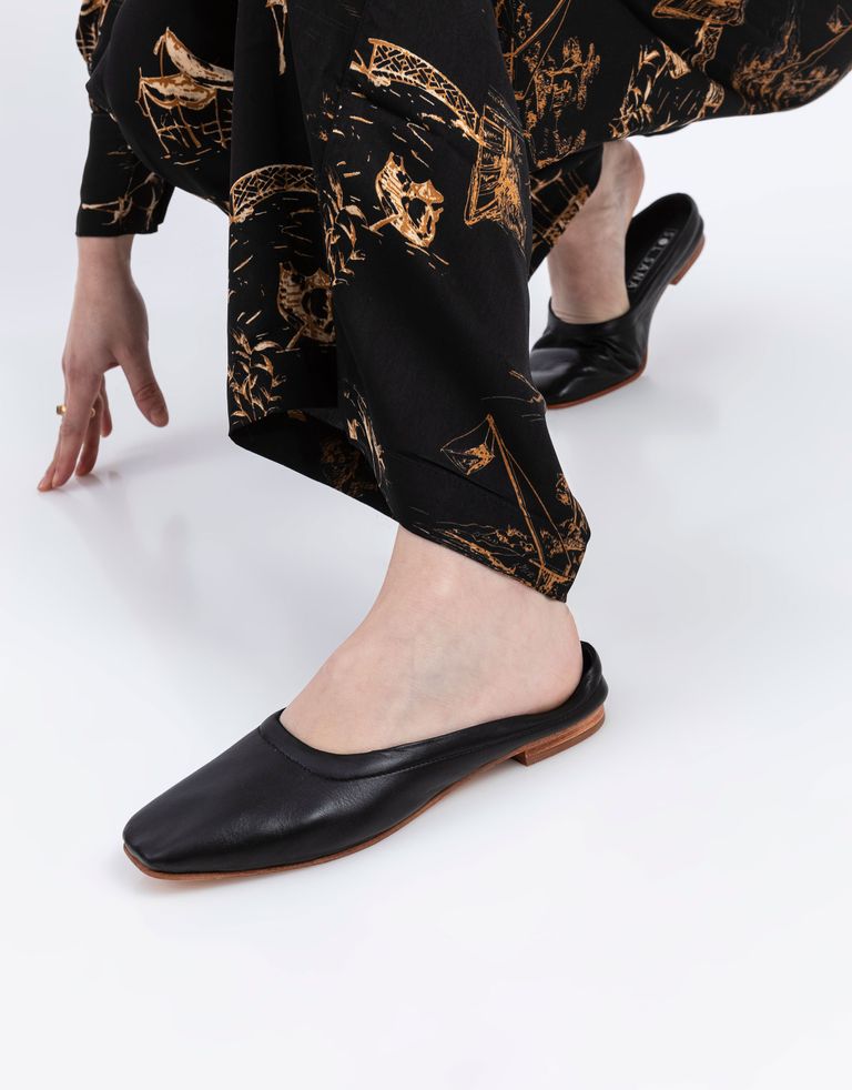 SOL SANA / כפכפים שטוחים סגורים HALLY שחור.1