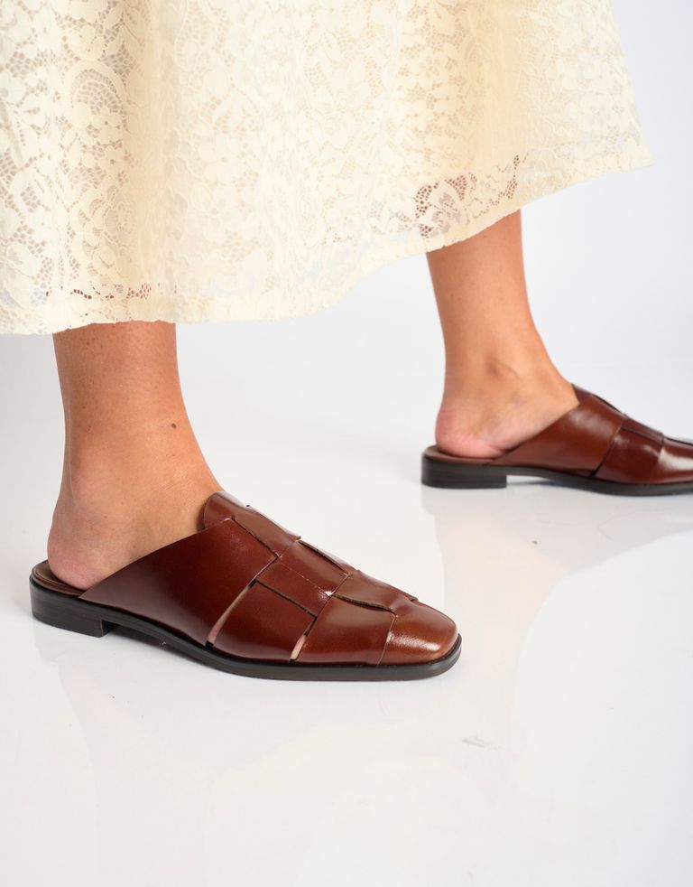 נעלי נשים - Jeffrey Campbell - כפכפי מיולז מעור  EASTIN - חום2