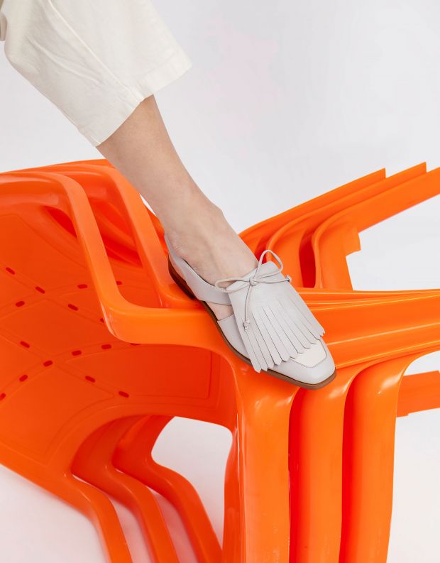 נעלי נשים - Jeffrey Campbell - סנדלי עור שטוחים  OXBRIDG - אפור בהיר