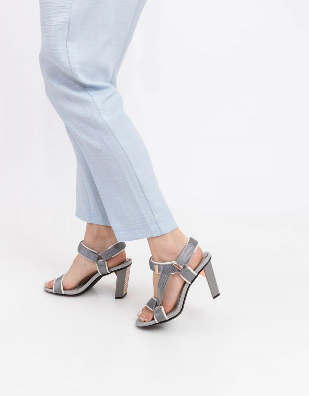 נעלי נשים - United Nude - סנדלים AURA עם עקב גבוה - אפור