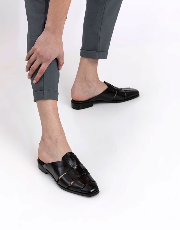 נעלי נשים - Jeffrey Campbell - כפכפי מיולז מעור  EASTIN - שחור1
