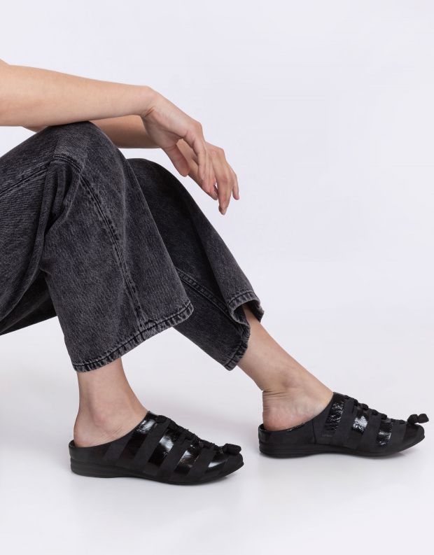 נעלי נשים - Papucei - כפכפי עור ALDO - שחור פסים