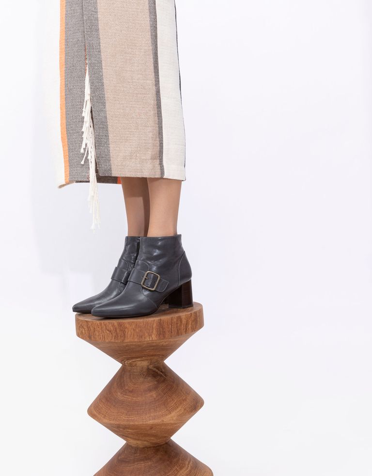 נעלי נשים - Chie Mihara - מגפוני עקב עם אבזם QUENCA - אפור