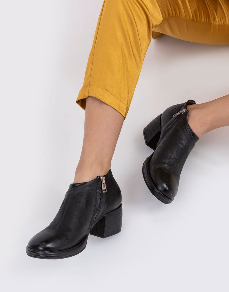 נעלי נשים - A.S. 98 - מגפוני עור עם עקב CARISMA - שחור