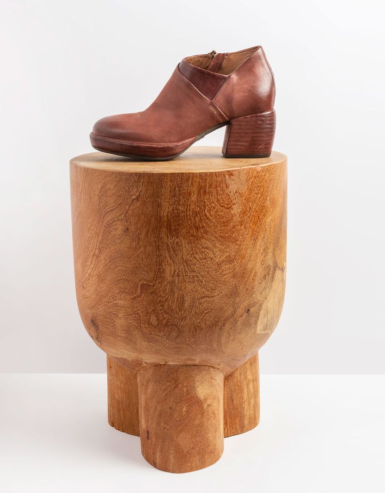 נעלי נשים - A.S. 98 - מגפוני עור עם עקב CARISMA - חמרה