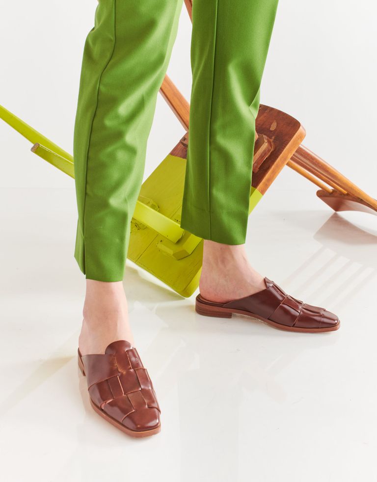 נעלי נשים - Jeffrey Campbell - כפכפי מיולז שטוחים EASTIN - חום