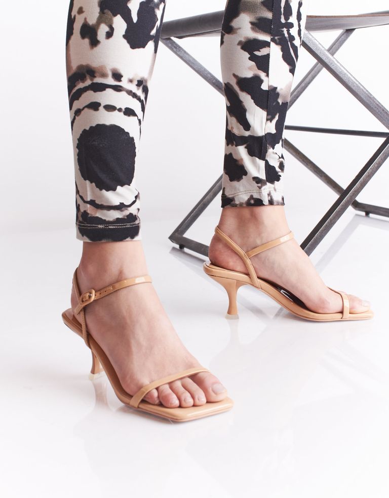 נעלי נשים - Jeffrey Campbell - סנדלי עקב לק JERROD - ניוד1