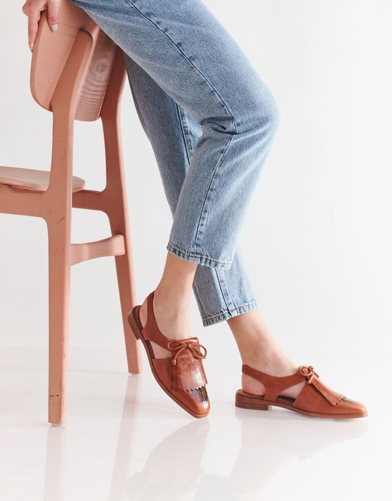 נעלי נשים - Jeffrey Campbell - סנדלי עור שטוחים  OXBRIDG - קאמל