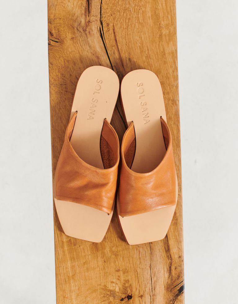 נעלי נשים - SOL SANA - כפכפי עור שטוחים BRETT - קאמל