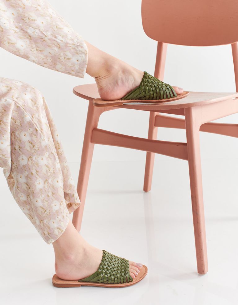 נעלי נשים - Salt+Umber - כפכפי עור קלועים SAFFRON - ירוק