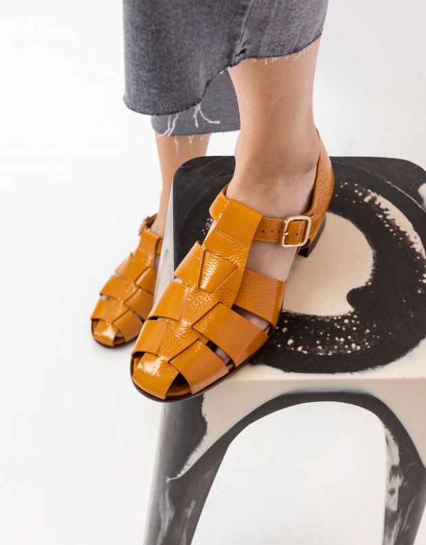 נעלי נשים - Chie Mihara - סנדלים סגורים SANCHIS - חרדל