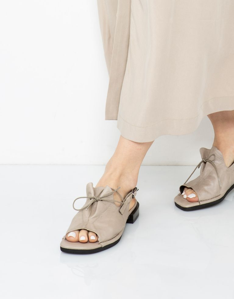נעלי נשים - Yuko Imanishi - סנדלים שטוחים AOI - אפור