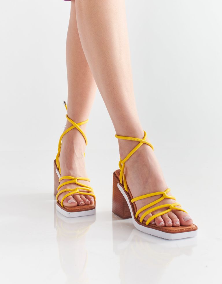 נעלי נשים - Schutz - סנדלי קשירה עם עקב YANNA - צהוב
