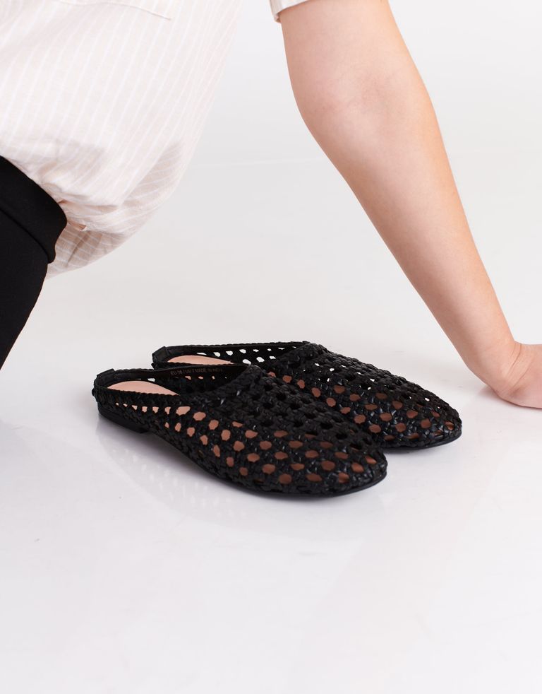 נעלי נשים - Salt+Umber - כפכפים שטוחים SHANTI - שחור
