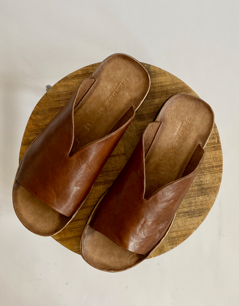נעלי גברים - Brador - כפכפי עור SLIDE - קוניאק
