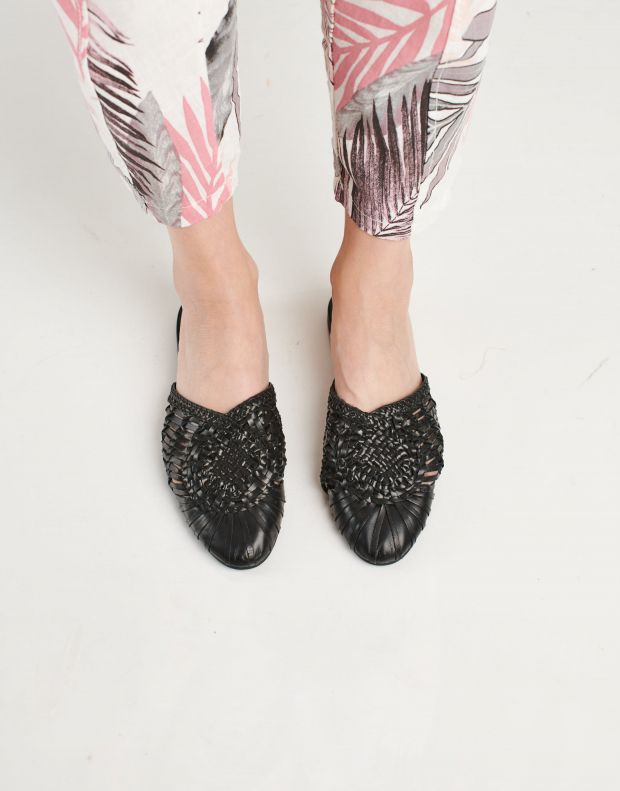 נעלי נשים - Salt+Umber - כפכפי עור ARI - שחור