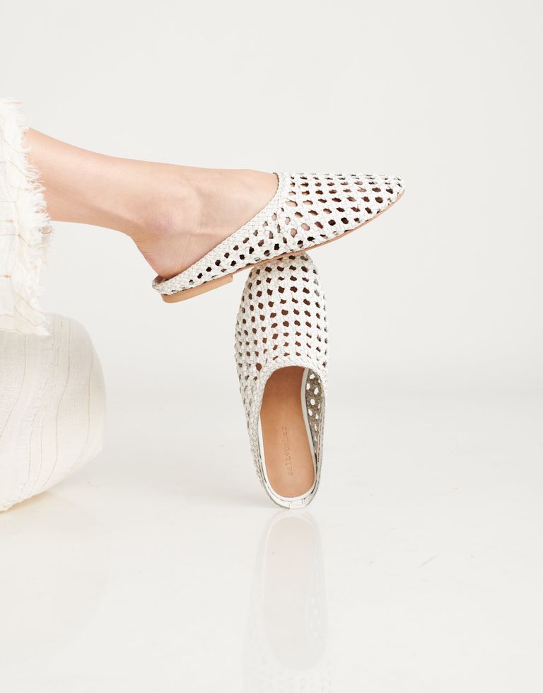 נעלי נשים - Salt+Umber - כפכפים שטוחים SHANTI - לבן