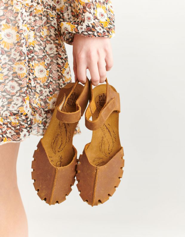 נעלי נשים - loints of Holland - סנדלים סגורים LOLA B - קאמל