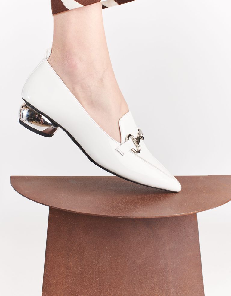 נעלי נשים - Jeffrey Campbell - נעלי סירה VIONA PATENT - לבן