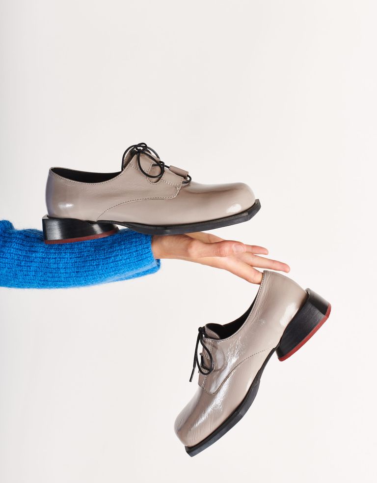 נעלי נשים - Yuko Imanishi - נעלי עור מבריקות COCO - אפור בהיר