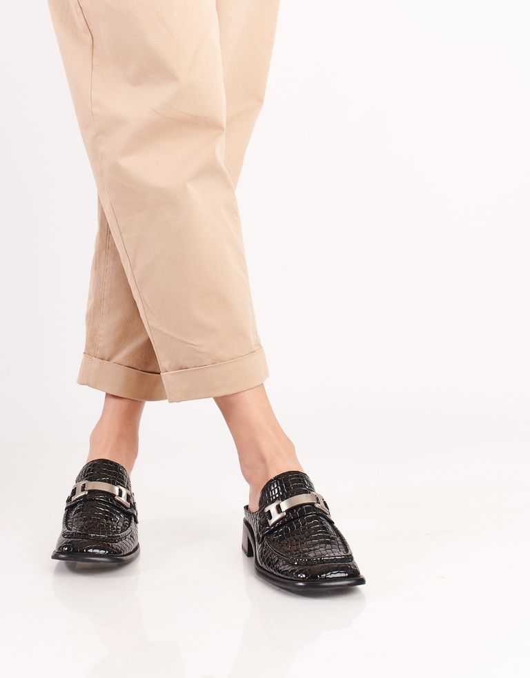 נעלי נשים - Jeffrey Campbell - כפכפי מוקסין INFORMED לק - שחור