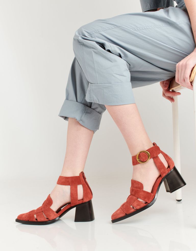 נעלי נשים - Jeffrey Campbell - סנדלי עקב מזמש MARIA - חמרה