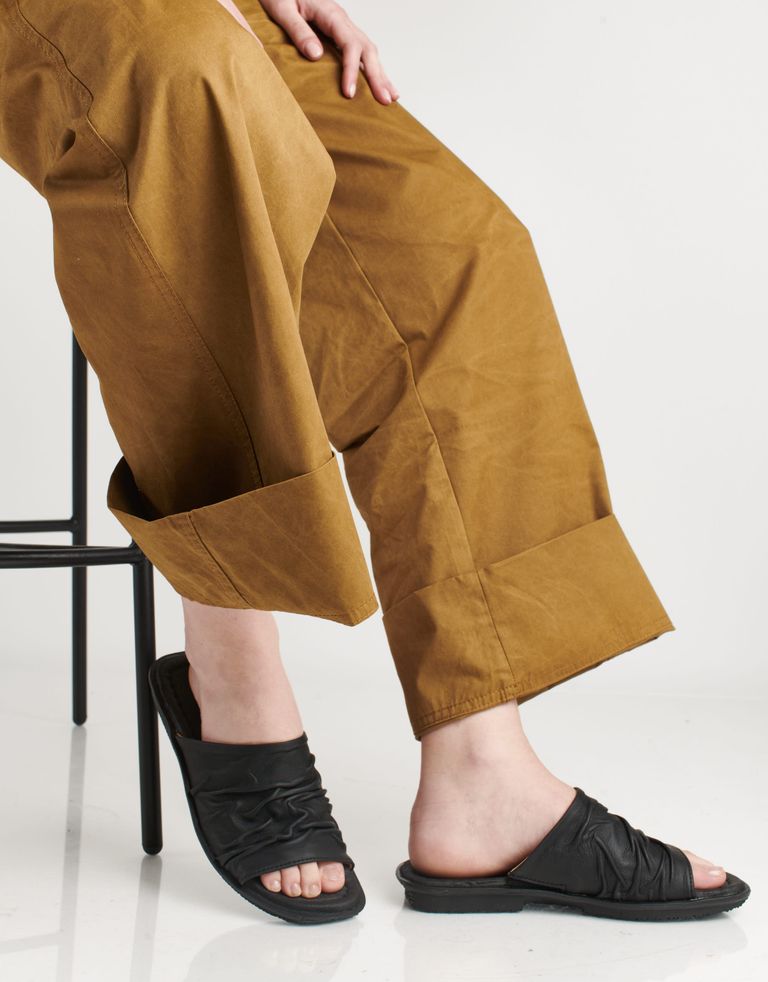 נעלי נשים - El Naturalista - כפכפי עור MAKISU - שחור