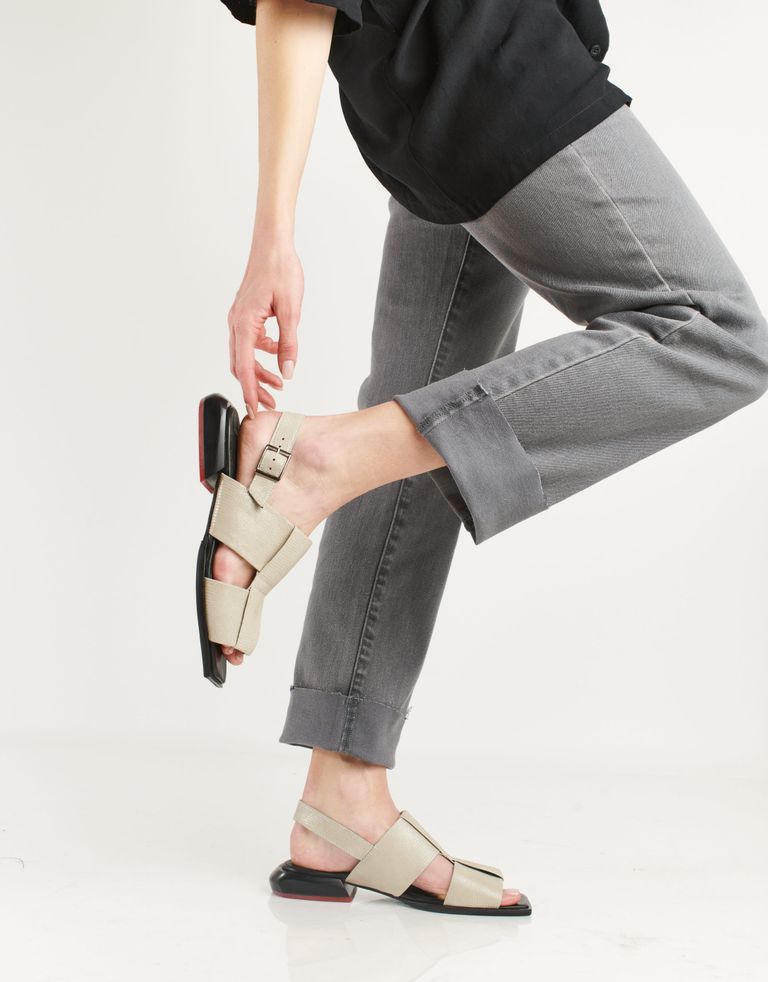 נעלי נשים - Yuko Imanishi - סנדלים מעור ASA - אפור בהיר