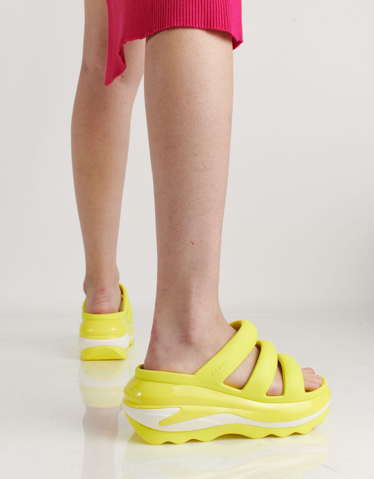 נעלי נשים - Crocs - כפכפי רצועות MEGA CRASH - צהוב