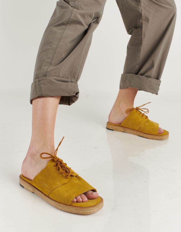 נעלי נשים - Ernesto Dolani - כפכפי זמש עם שרוכים GEA - חרדל