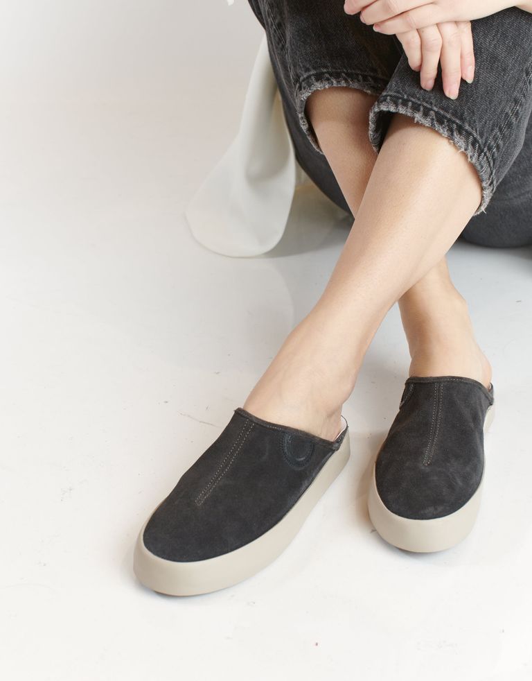 נעלי נשים - Aro - כפכפי זמש UMA - אפור
