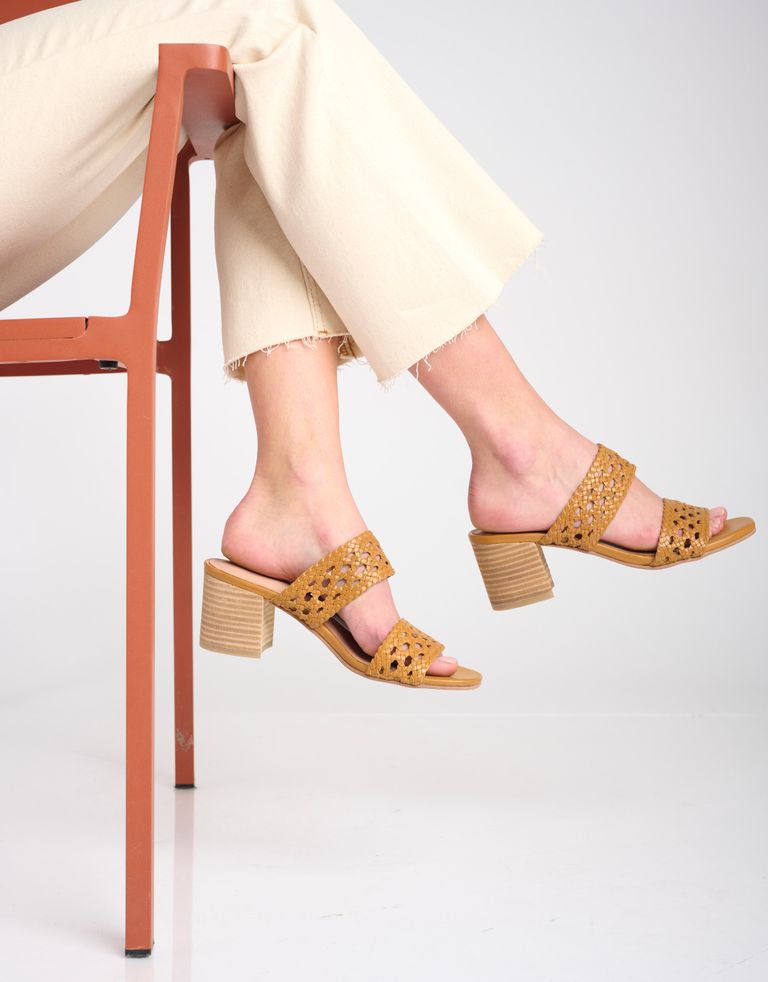 נעלי נשים - Salt+Umber - כפכפי עור RIVA - חרדל
