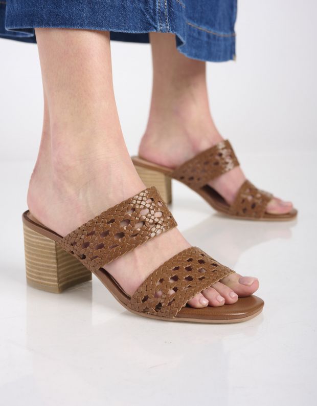 נעלי נשים - Salt+Umber - כפכפי עור RIVA - חום