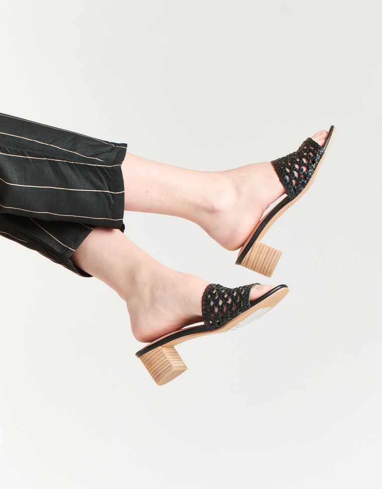 נעלי נשים - Salt+Umber - כפכפי עור TRIPOLI - שחור