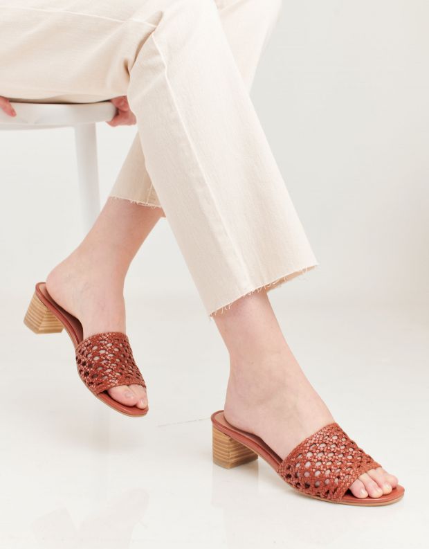 נעלי נשים - Salt+Umber - כפכפי עור TRIPOLI - חום