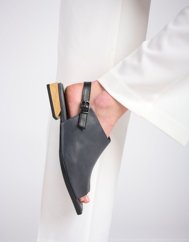 נעלי נשים - Yuko Imanishi - סנדלים סגורים YUI - אפור