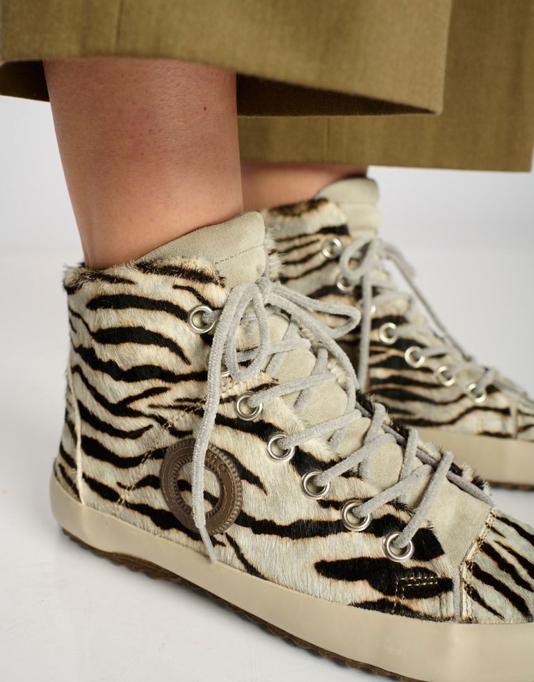 נעלי נשים - Aro - סניקרס זמש עם הדפס WEN - זברה1