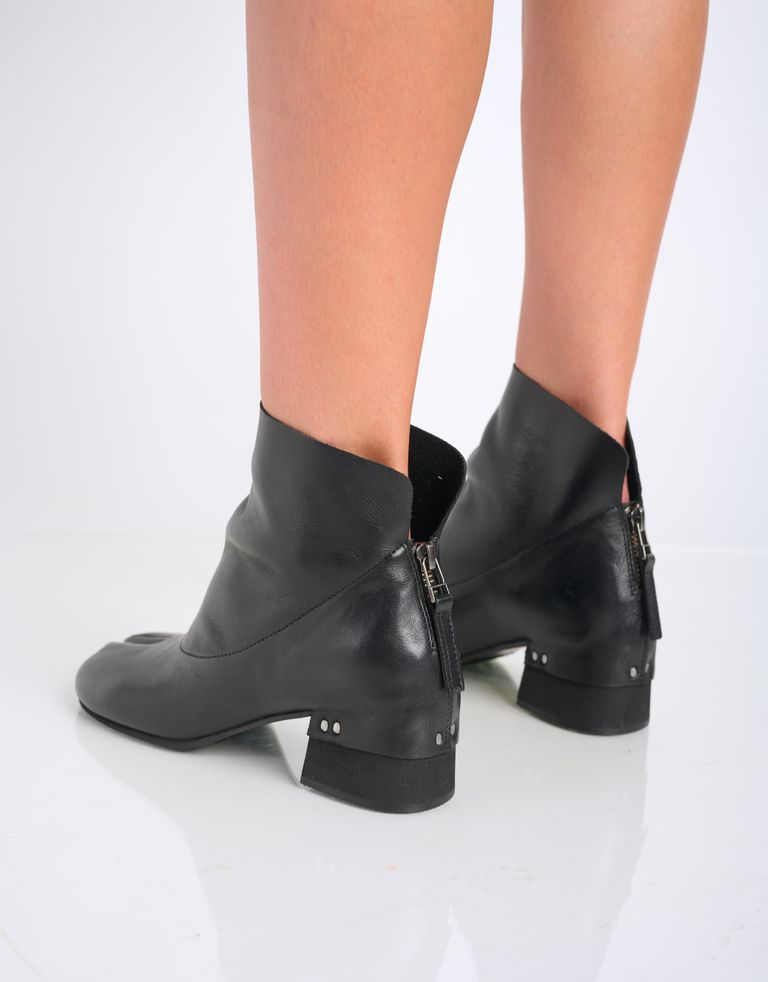 נעלי נשים - Yuko Imanishi - מגפונים עם עקב KURO - שחור3