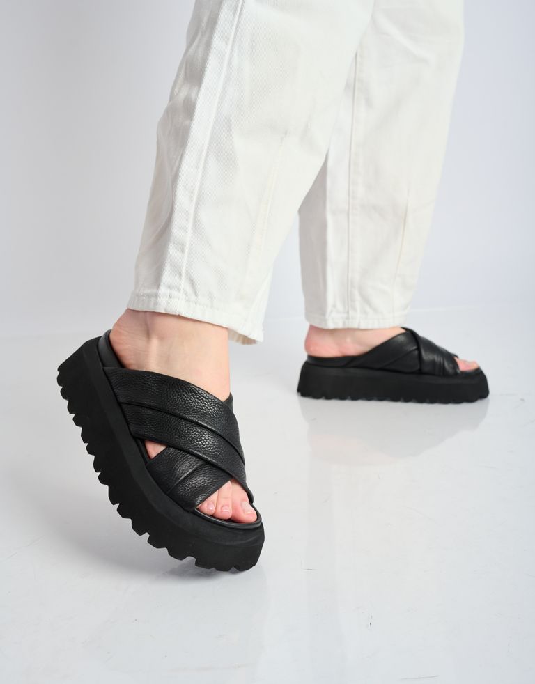 נעלי נשים - Yuko Imanishi - כפכפי פלטפורמה איקס MIA - שחור3