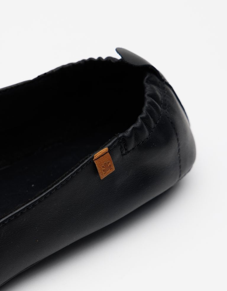 נעלי נשים - El Naturalista - נעלי מוקסין ESSENCE - שחור4