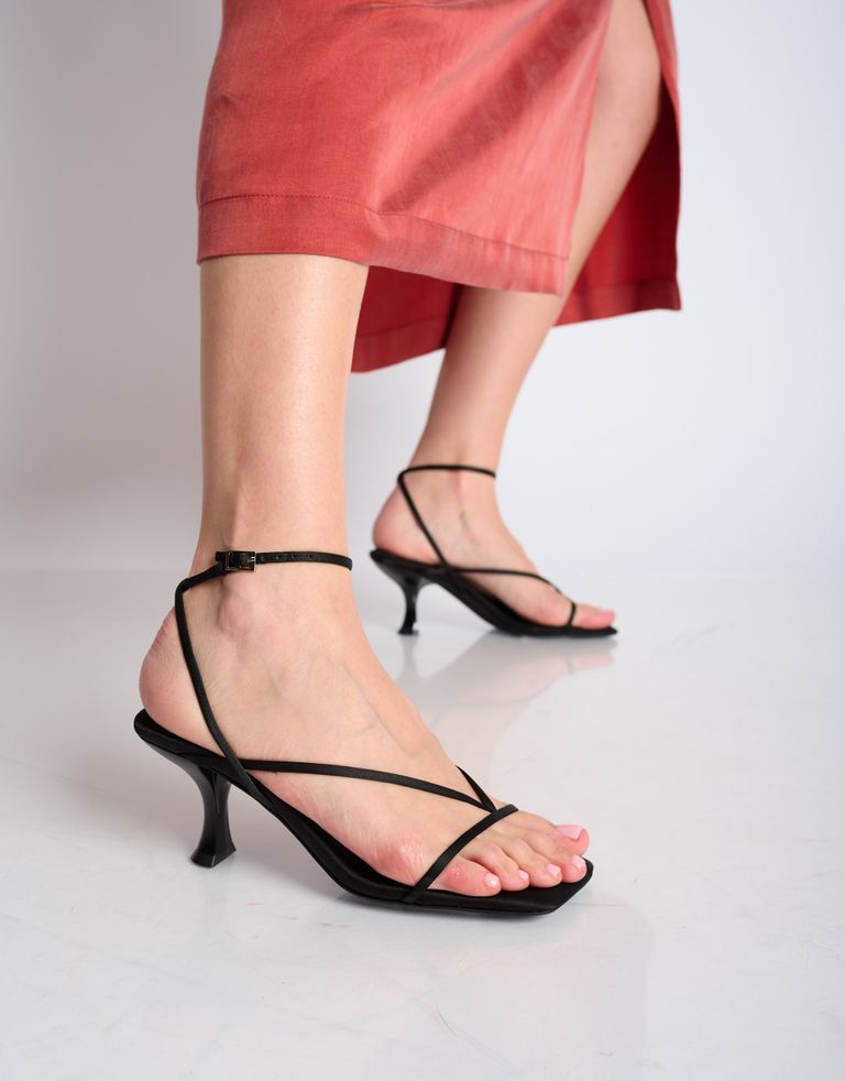 נעלי נשים - Jeffrey Campbell - סנדלי עקב סאטן FLUXX - שחור3