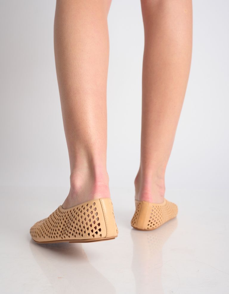 נעלי נשים - Jeffrey Campbell - נעלי בובה שטוחות STUNZ - בז'4