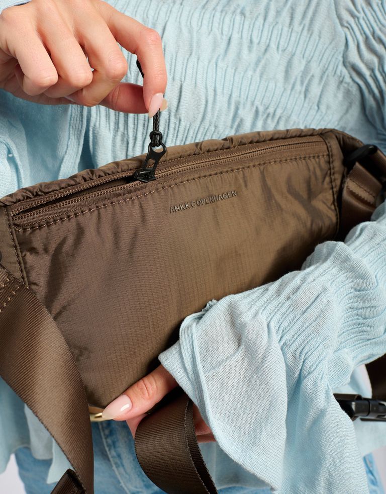 Arkk - תיק פאוצ' ניילון BUMBAG - חום4