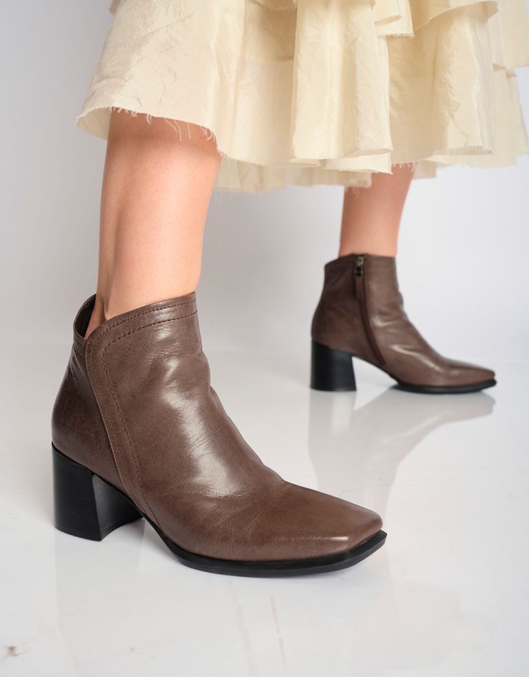 נעלי נשים - Yuko Imanishi - מגפונים עם עקב ORI - חום4