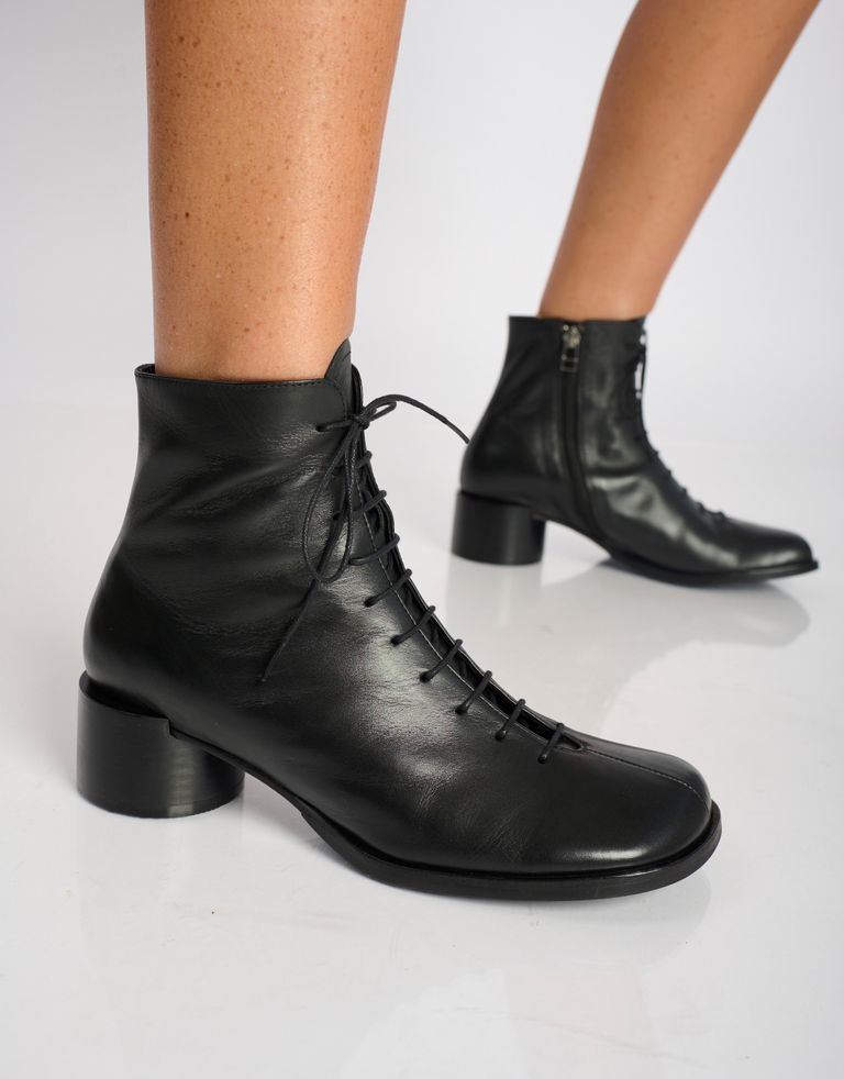 נעלי נשים - Yuko Imanishi - מגפוני עקב ושרוכים KOU - שחור3