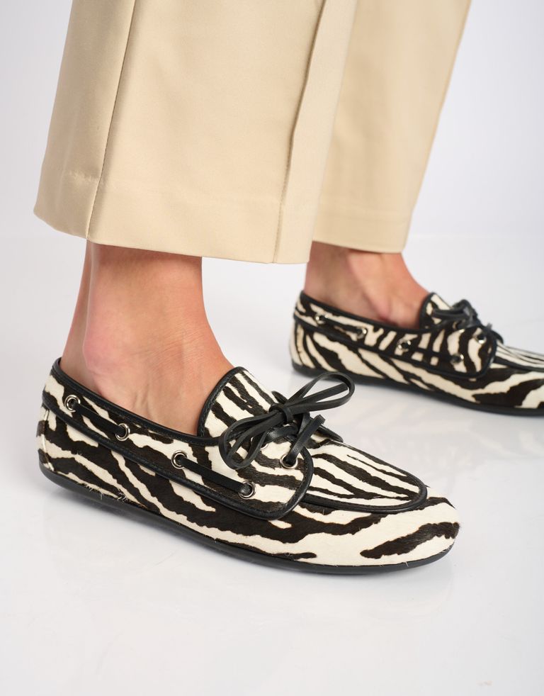 נעלי נשים - Jeffrey Campbell - מוקסינים BOAST זברה - לבן   שחור3