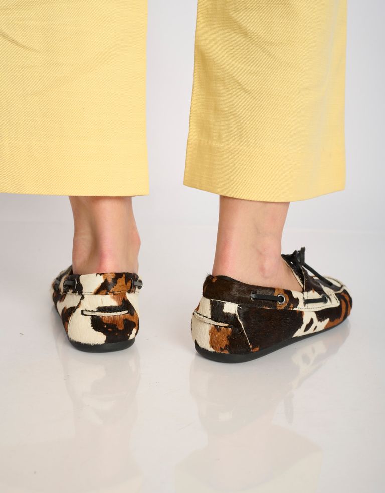 נעלי נשים - Bibi lou - נעלי מוקסין עם הדפס TANA - לבן   חום4