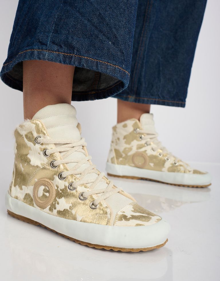 נעלי נשים - Aro - סניקרס זמש עם הדפס WEN - לבן   זהב3