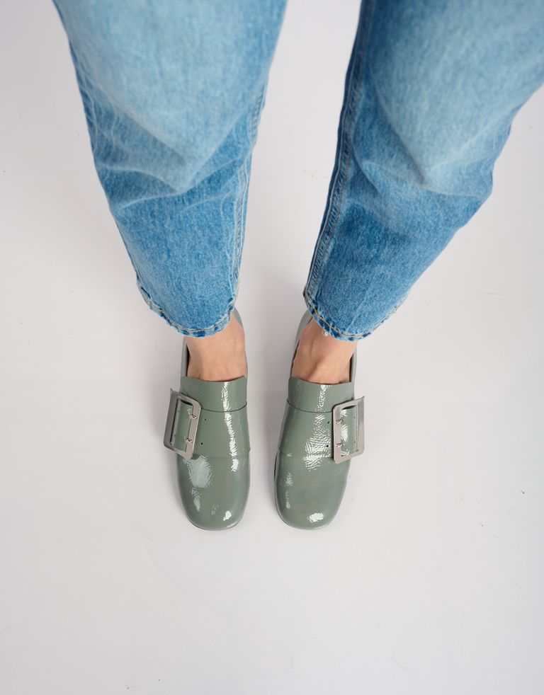 נעלי נשים - Jeffrey Campbell - נעליי לק עם אבזם PROCTOR - אפור4